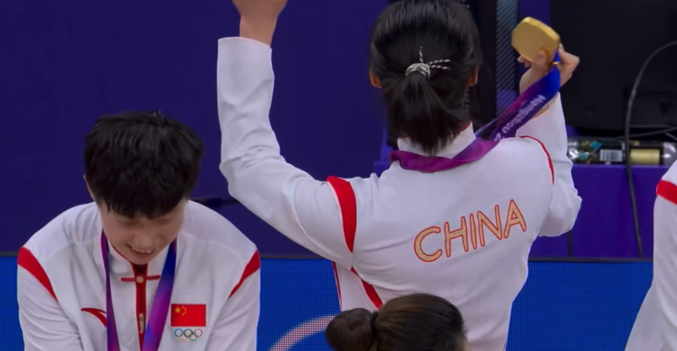 虎扑体育-广州队训练开放日；关键时刻门线救险引欢呼；荷甲在即；控场能力受关注(今日足球世预赛中国队举行赛前新闻发布会)